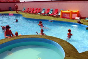 Дети в бассейне отеля Дельмар